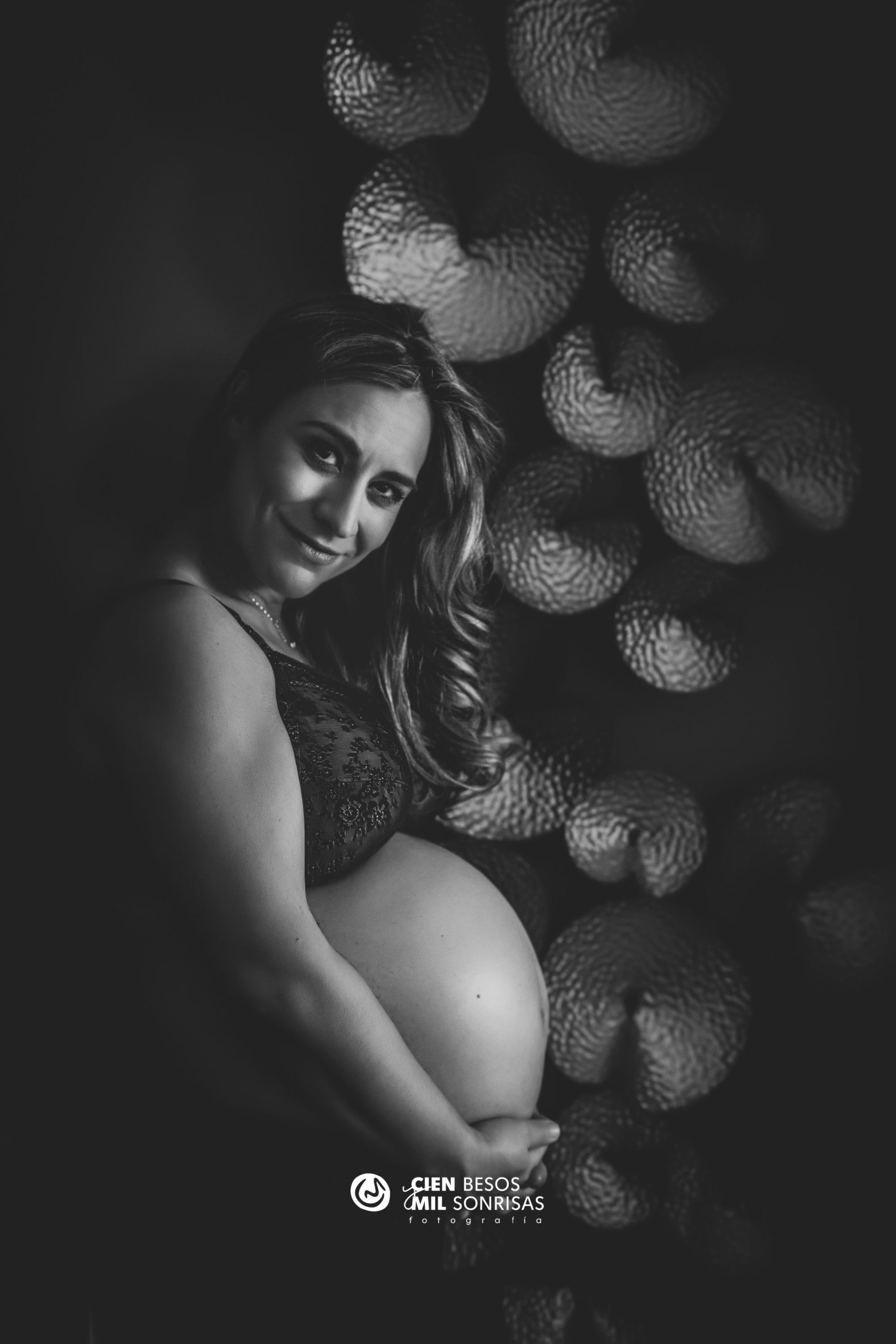 “sesión de fotos de embarazo en estudio con retrato artístico en blanco y negro”